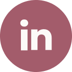 Weißes LinkedIn-Logo auf einem runden altrosafarbenen Hintergrund.