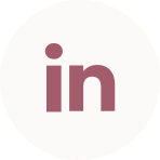 Altrosafarbenes LinkedIn-Logo auf einem kreisförmigen hellen Hintergrund.
