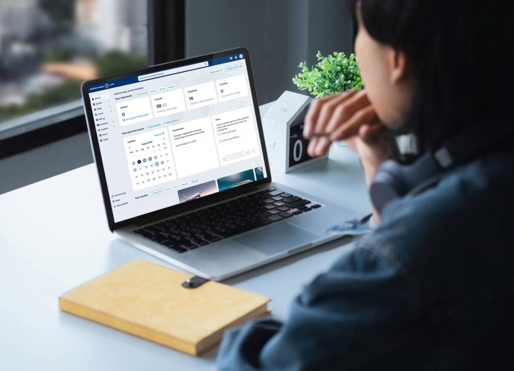 Eine Person sitzt am Schreibtisch und arbeitet mit einem Dashboard auf dem Laptop.
