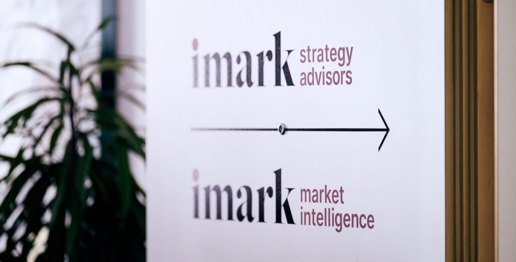Weißes Schild mit der Aufschrift imark und einem Pfeil nach rechts.