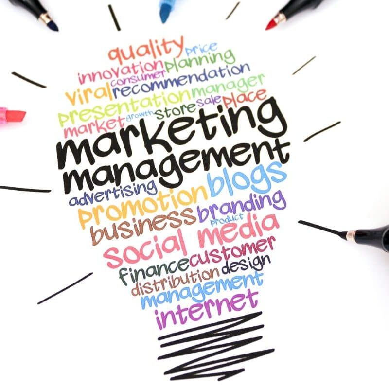 Wortwolke in Form einer Glühbirne mit bunten Begriffen rund um Marketing Management.