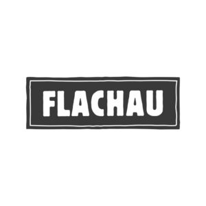 Weißer Schriftzug Flachau in Großbuchstaben auf einem schwarzen rechteckigen Schild.