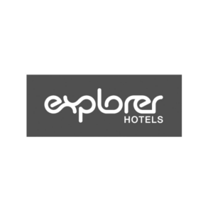 Weißes Logo der Explorer Hotels auf einem dunkelgrauen rechteckigen Hintergrund.