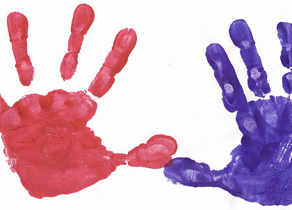 Zwei bunte Handabdrücke in Rot und Violett auf weißem Hintergrund.