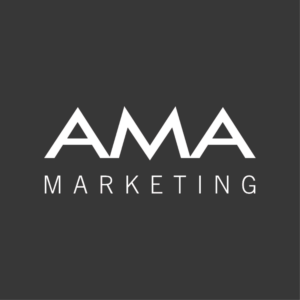 Logo von AMA Marketing mit weißer Schrift auf dunkelgrauem Hintergrund.