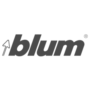 Das dunkelgraue Logo des Unternehmens Blum mit Pfeil-Icon auf weißem Hintergrund.