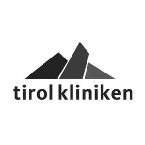 Logo der Tirol Kliniken mit stilisierten Berggipfeln über dem dunklen Schriftzug.