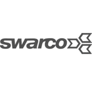 Dunkelgraues Swarco Unternehmenslogo mit stilisierten Pfeil-Symbolen auf weißem Hintergrund.