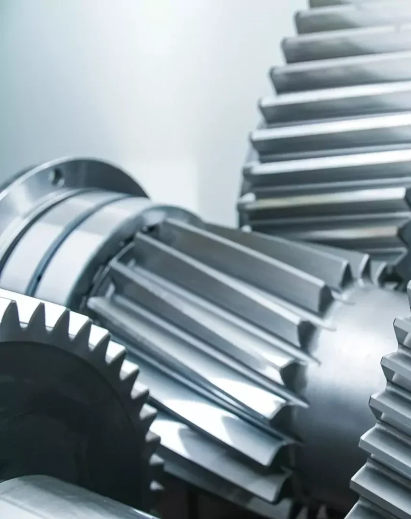 Präzise gefertigte metallische Zahnräder greifen in einem industriellen Getriebe ineinander.