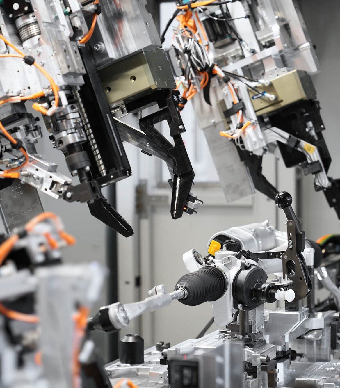 Industrieroboter montieren präzise ein mechanisches Bauteil in einer automatisierten Fertigungsanlage.