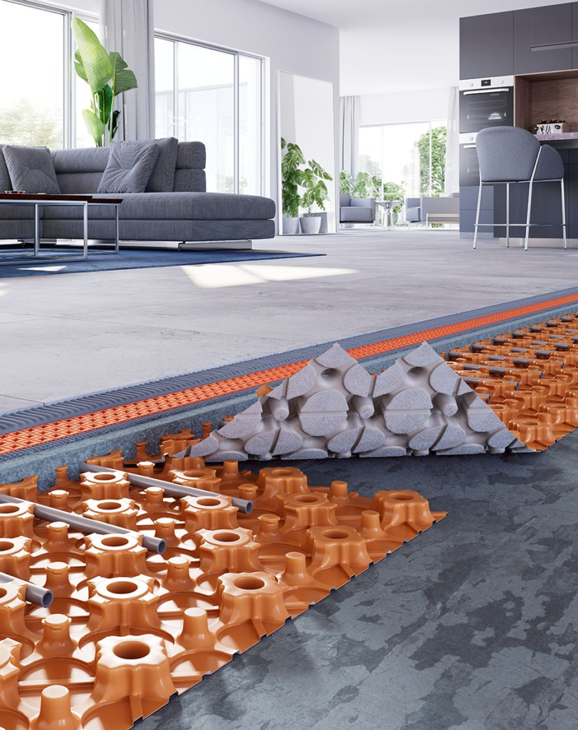 Querschnitt einer Fußbodenheizung mit Noppenplatten und Heizrohren in einem modernen Wohnzimmer.