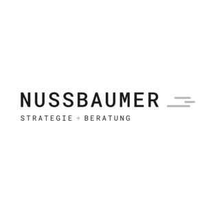 Schwarz-weißes Logo von Nussbaumer Strategie und Beratung mit grauen Akzentlinien